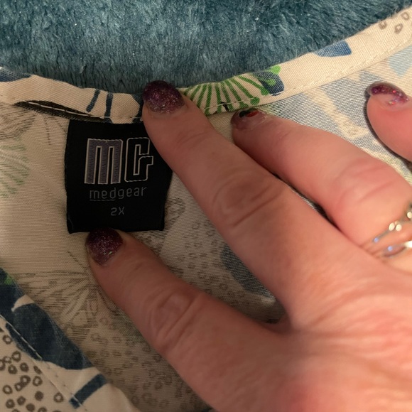 Beautiful Butterfly Scrub Top - Picture 4 of 5